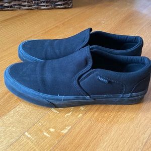Men’s Vans. Size: 10.5. Color: Black